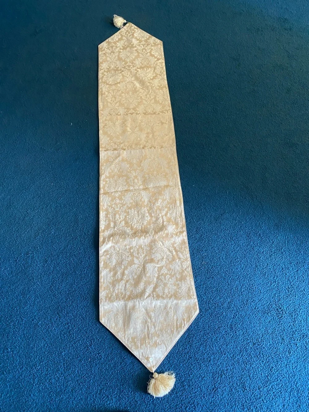 Elegant Damask Table Runner with Tassels – Classic Pattern Home Decor